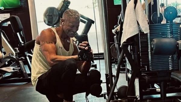 تامر هجرس داخل الجيم أثناء استعداداته الفنية وتعاقده على فيلم جديد