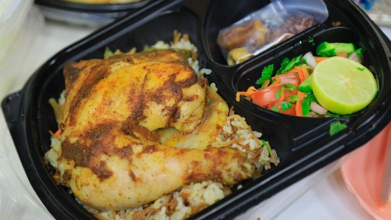 خبير يحذر من استخدام العلب البلاستيكية السوداء في توزيع وجبات رمضان