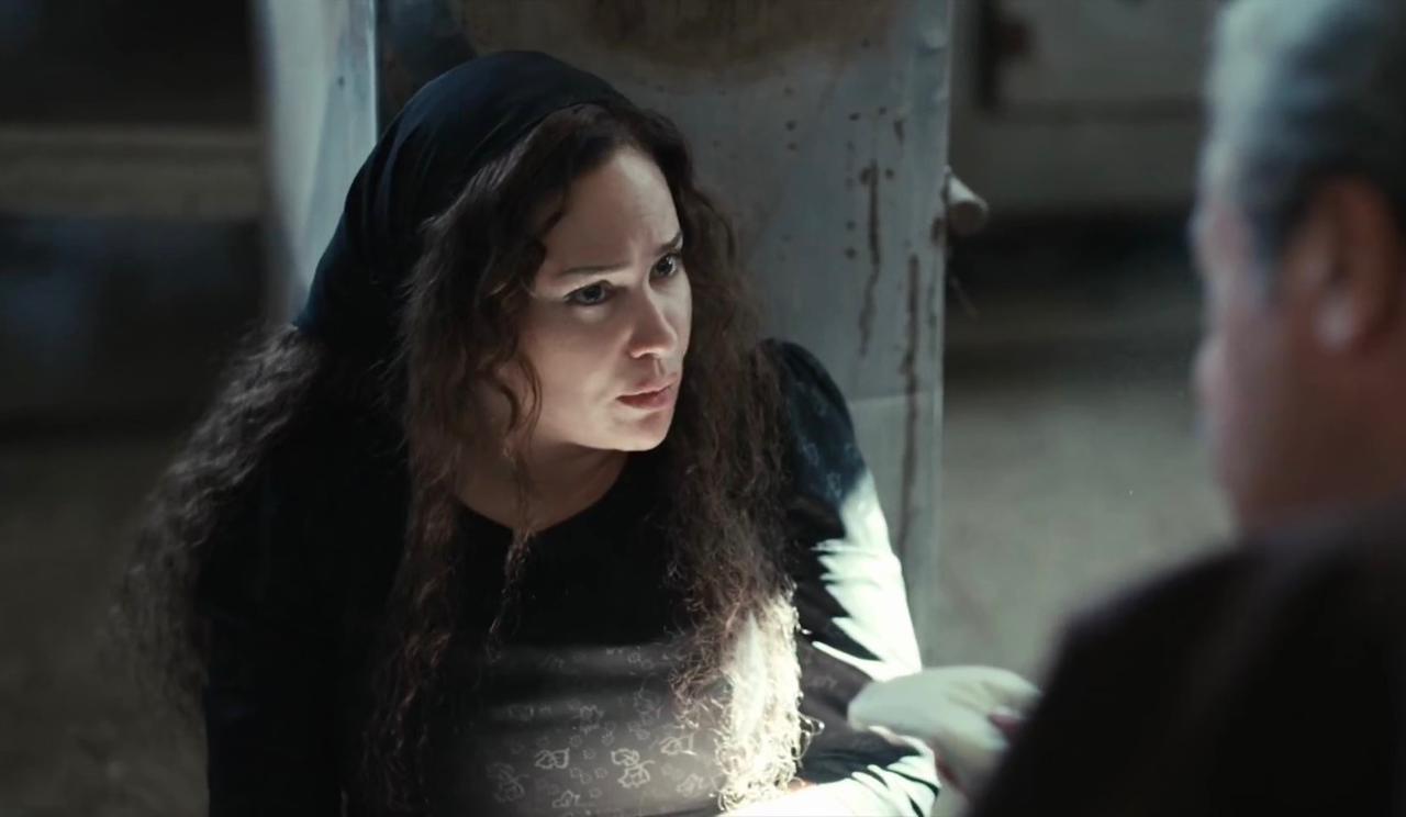 هند صبري في مسلسل مناعة الحلقة 6 أثناء تأسيس شبكتها داخل حي الباطنية