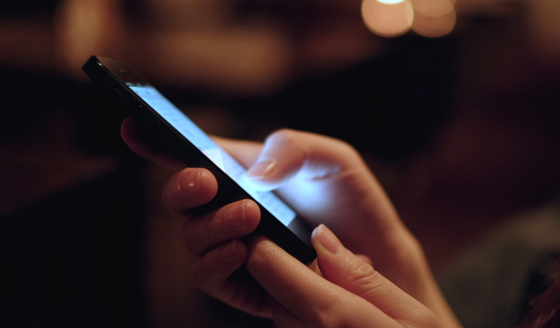 إجهاد العين الناتج عن الاستخدام المطول للهاتف وتأثير الضوء الأزرق