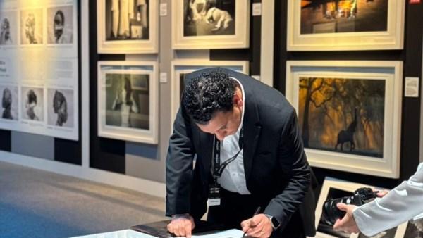 روماني حافظ خلال مشاركته في مهرجان إكسبوجر الدولي للتصوير الفوتوغرافي 2026 بالشارقة