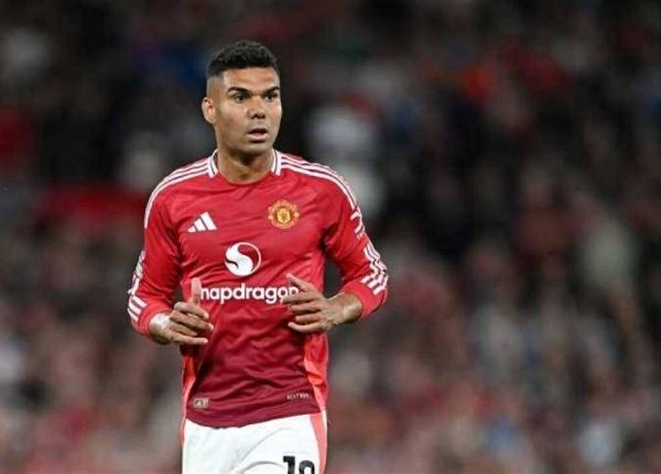 كاسيميرو بقميص مانشستر يونايتد خلال إحدى المباريات الرسمية