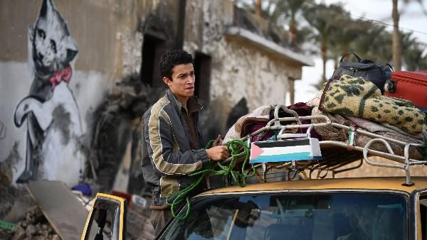 مشهد عمار وهو يودع جده ويغادر إلى رفح في الحلقة 7 من مسلسل صحاب الأرض