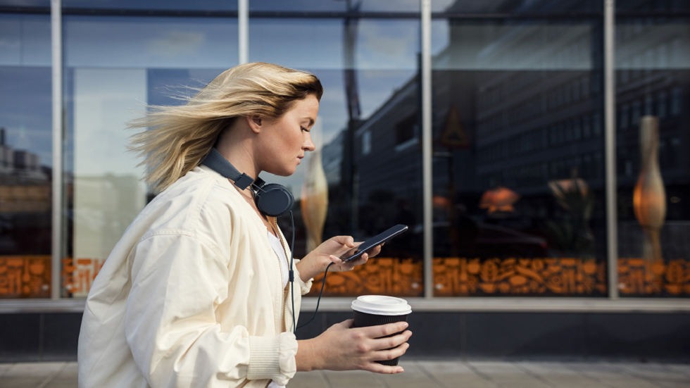 مخاطر استخدام الهاتف أثناء المشي وصعود السلم وسقوط الأشخاص