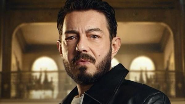 أحمد زاهر أثناء تصوير مسلسل "لعبة وقلبت بجد" مع فريق العمل