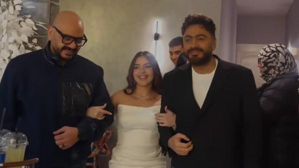 تامر حسني برفقة شقيقيه يقدم البلوجر هاجر الشافعي لخطيبها في حفل خطوبتها