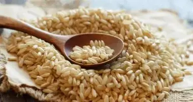 أطعمة طبيعية لعلاج حموضة المعدة تشمل الزنجبيل والموز والبطاطا الحلوة والزبادي