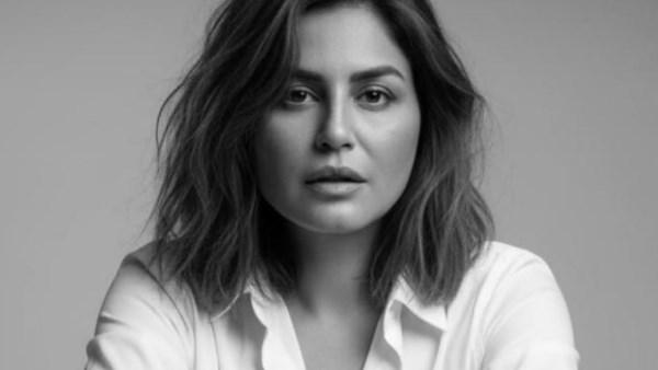 منة فضالي في جلسة تصوير بالأبيض والأسود بإطلالة كلاسيكية