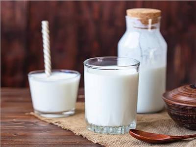 أفضل توقيت لشرب اللبن الرائب لتحسين الهضم والنوم