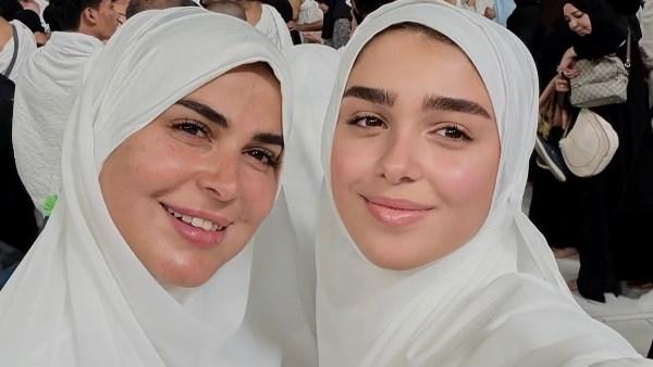 رانيا منصور أثناء أداء العمرة من الحرم المكي برفقة ابنتها – ظهور فني وروحاني جديد
