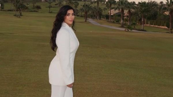 كارولين عزمي بإطلالة بيضاء أنيقة خلال تصوير مسلسل رأس الأفعى