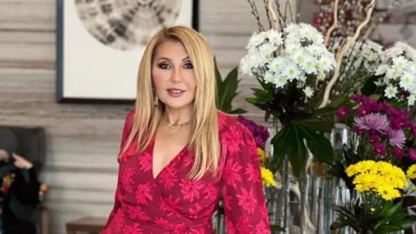 نادية الجندي بفستان أحمر قصير مبتسمة وتوجه تهنئة لجمهورها بمناسبة عيد الحب.