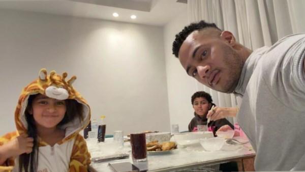 محمد رمضان مع أبنائه على مائدة الإفطار خلال مشاركة عبر إنستجرام