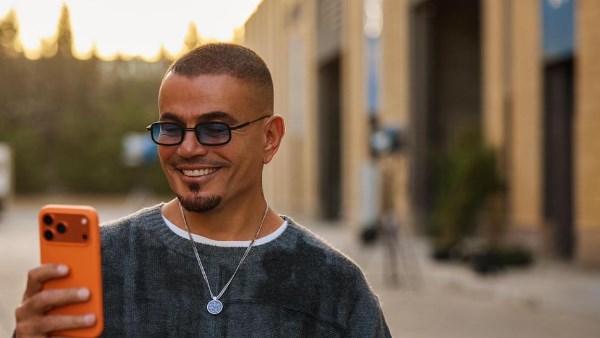 عمرو دياب وأبناؤه في إعلان أغنية نقصاك القعدة الذي حقق 832 مليون مشاهدة