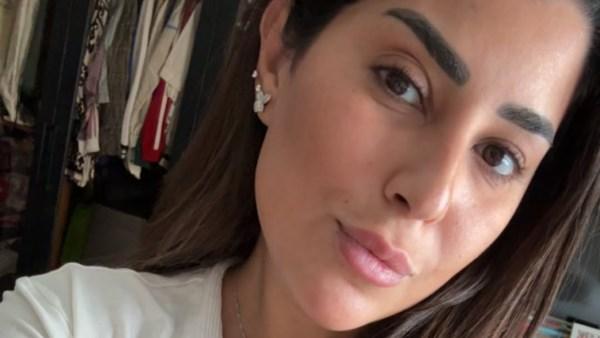 أيتن عامر خلال كواليس مسلسل كلهم بيحبوا مودي مع ياسر جلال بدون مكياج أثناء تصوير شخصية الجزارة