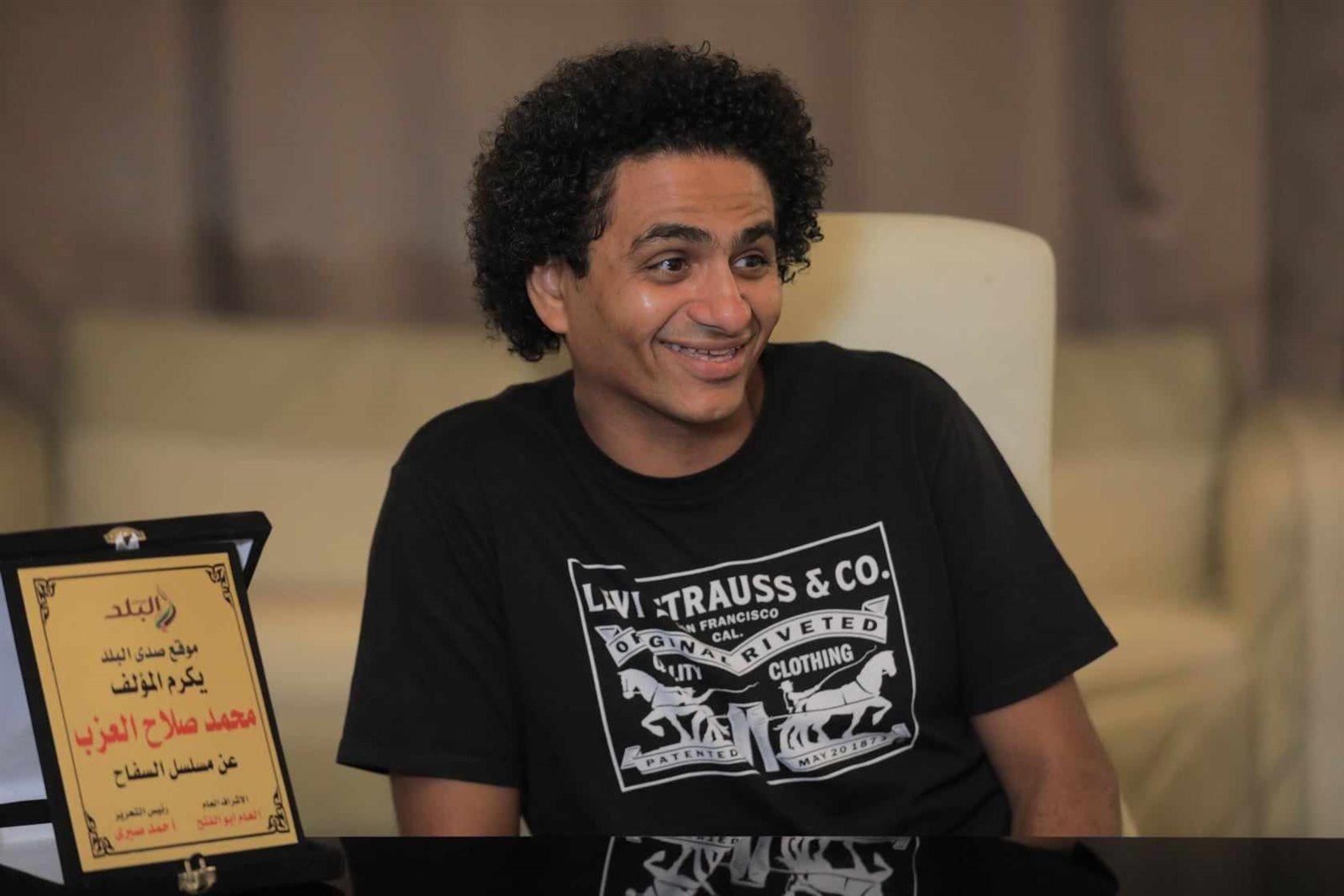 محمد صلاح العزب بعد نجاته من حادث سير – تحذير للسائقين