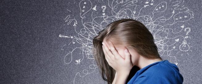 شخص يمارس تمارين التنفس والتأمل للسيطرة على القلق