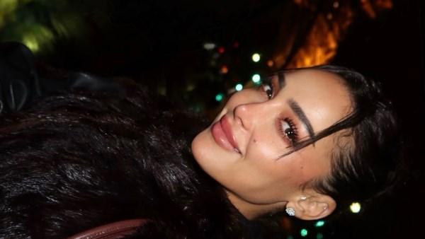 بسمة بوسيل تتألق أمام برج إيفل في باريس بإطلالة كلاسيكية أنيقة