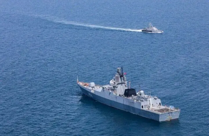 سفن حربية إيرانية وروسية خلال مناورات مشتركة في مضيق هرمز