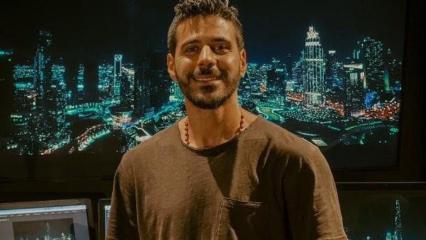 المونتير عمرو عاكف خلال عمله على مونتاج أعمال سينمائية ودرامية