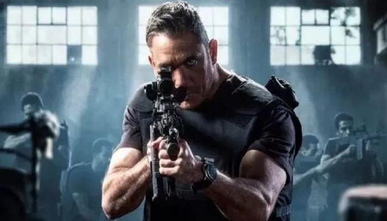 أمير كرارة في مشهد تحقيق ميداني خلال الحلقة السابعة من مسلسل رأس الأفعى