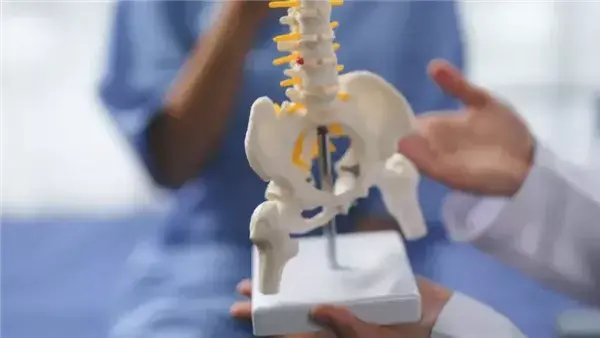 صورة مجهرية توضح وجود جزيئات بلاستيكية دقيقة داخل أنسجة البروستاتا السرطانية