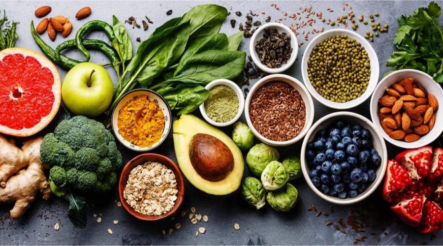 أطعمة صحية لدعم الطاقة وتقليل أعراض الدورة الشهرية