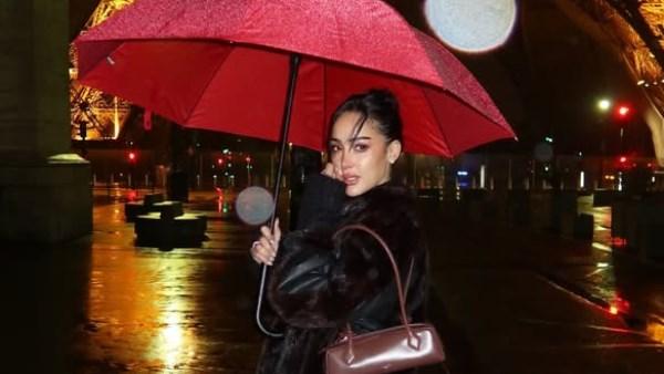 بسمة بوسيل بإطلالة شتوية أمام برج إيفل في باريس