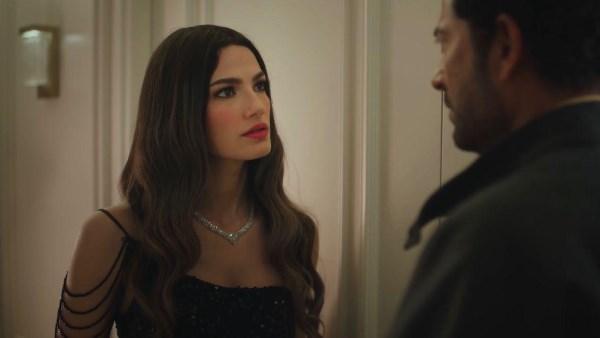 مشهد لقاء بين تارا عماد وعمرو سعد داخل صالون التجميل ضمن أحداث مسلسل إفراج الحلقة الثانية