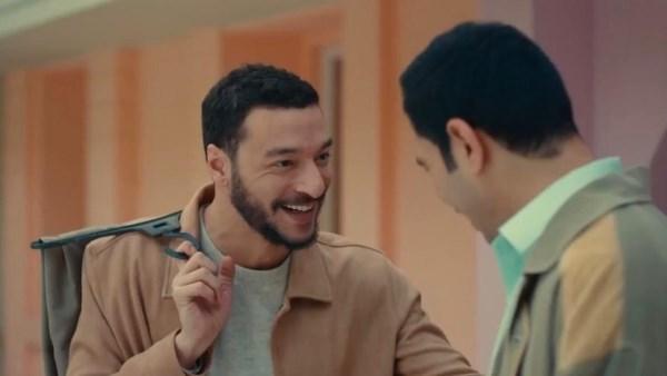 مشهد من الحلقة 6 من مسلسل فخر الدلتا حيث يتعرض فخر لسخرية آسر أمام فريق العمل