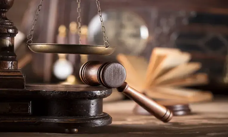 المؤبد لموظف سرق خزينة شركته بعد التنكر بملابس نسائية