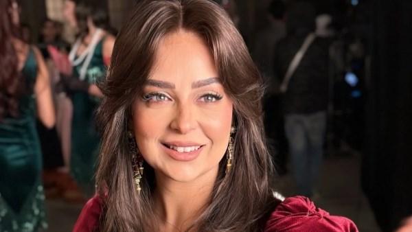 هبة مجدي بإطلالة محتشمة بفستان أحمر أثناء تصوير مسلسل المداح أسطورة النهاية