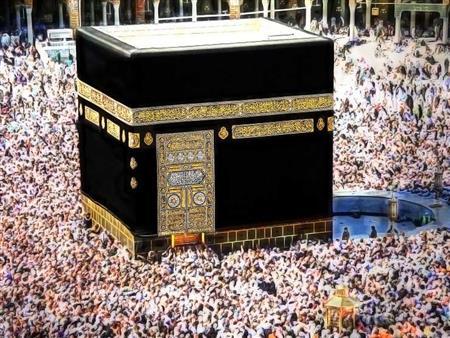 معتمرون يؤدون الطواف حول الكعبة في رمضان