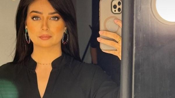 هبة مجدي بإطلالة سوداء محتشمة أثناء تصوير مسلسل المداح أسطورة النهاية