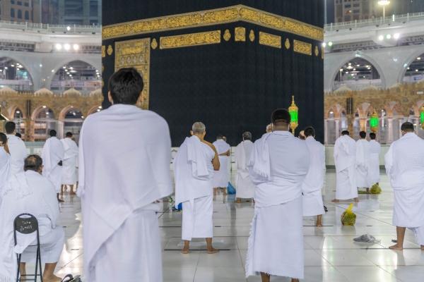 صلاة الاستسقاء في المسجد، الإمام يقلب رداءه قبل الخطبة