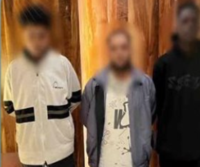 عناصر الأمن أثناء ضبط طرفي مشاجرة بسبب خلاف مالي على هاتف محمول