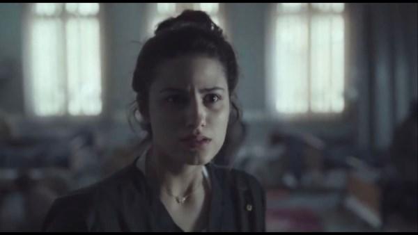 مشهد كيرا يغنم تستقبل زوجها ضمن مصابي غارة على مدرسة في مسلسل صحاب الأرض