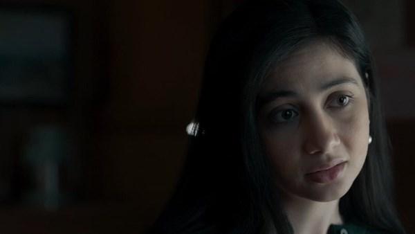 باسم سمرة في مشهد من مسلسل عين سحرية أثناء اكتشاف إصابة فاتن سعيد بمرض في القلب