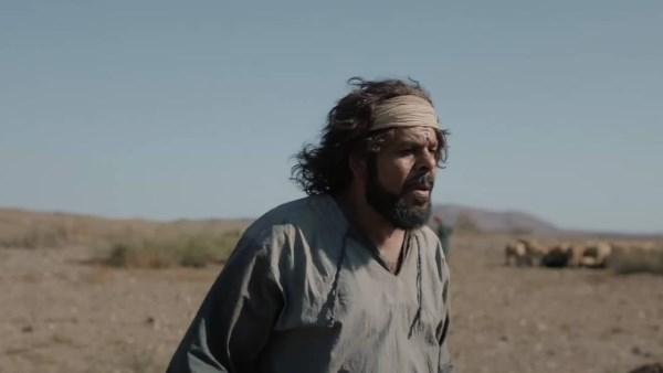 مشهد من مسلسل أبطال الرمال – الشنفرى يظهر أداء منذر رياحنة في شخصية الشنفرى وسط أجواء درامية تاريخية قوية