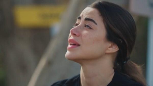 يارا السكري في مشهد مؤثر عند قبر شقيقها في مسلسل علي كلاي الحلقة 6