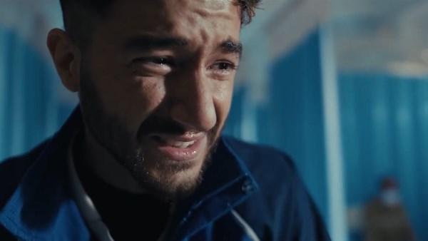 مشهد من الحلقة الخامسة لمسلسل سوا سوا يظهر هدى المفتي وأحمد مالك داخل المستشفى أثناء بدء جلسات العلاج وسط أجواء درامية مؤثرة