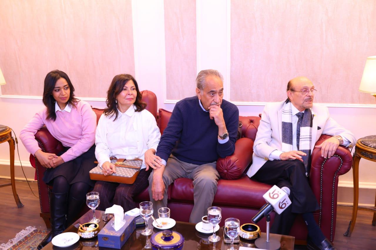 محمد صبحي داخل استوديو الإذاعة أثناء تسجيل مسلسل مرفوع مؤقتًا من الخدمة