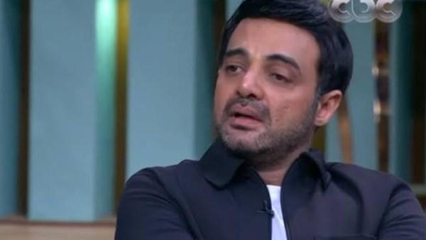 عمرو محمود ياسين يدافع عن مسلسل وننسى اللي كان وسط دعم جماهيري واسع