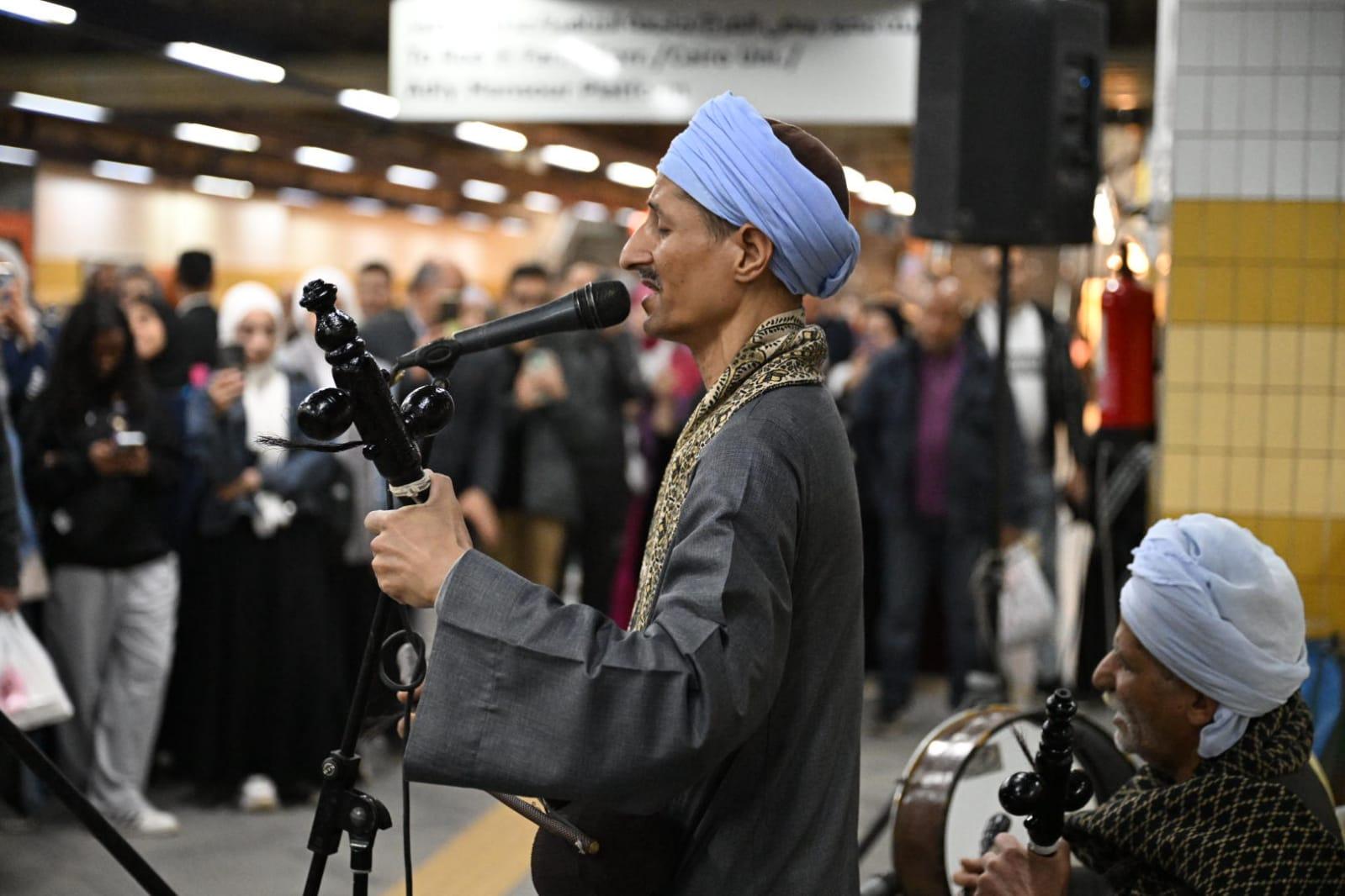 عرض حي للسيرة الهلالية داخل محطة مترو جمال عبد الناصر وسط تفاعل الجمهور مع الفعالية الثقافية