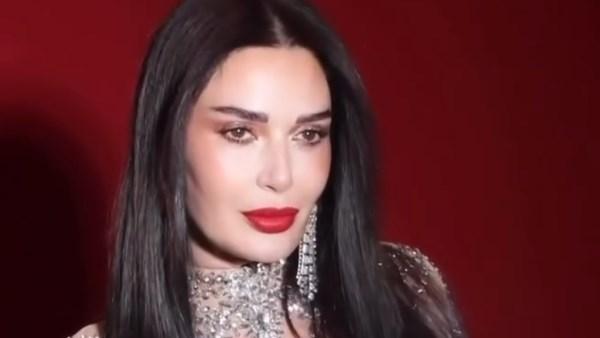 سيرين عبدالنور بإطلالة فستان فضي ضيق مزين بالكريستالات في أحدث ظهور لها