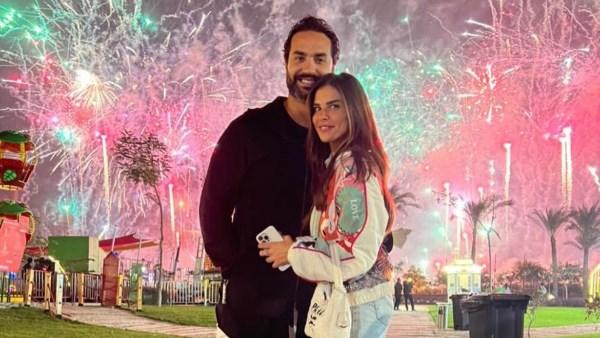 كريم فهمي مع زوجته في لقطات رومانسية تزامنًا مع تحضيراته لدراما رمضان 2026