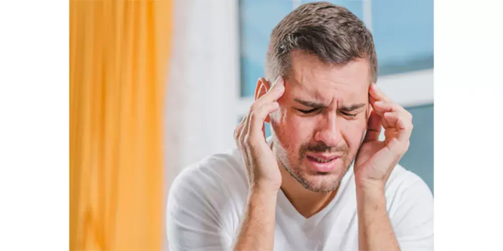 شخص يمارس تمارين استرخاء لتخفيف صداع التوتر