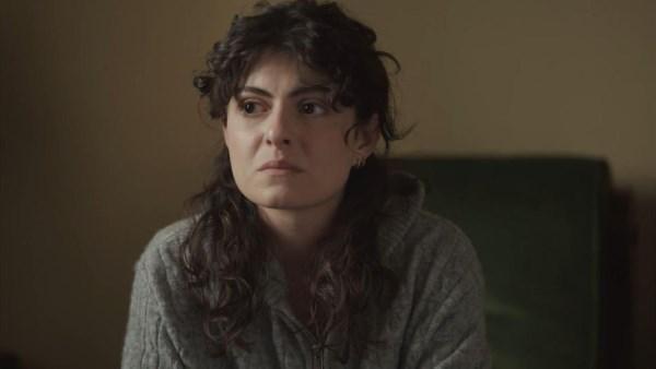 تارا عبود في مشهد مؤثر من مسلسل صحاب الأرض أثناء متابعتها أخبار غزة