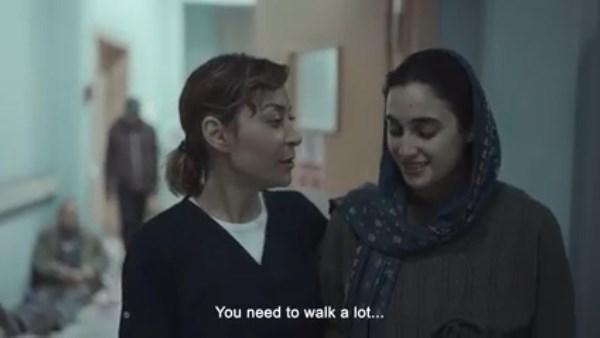 مشهد من الحلقة الرابعة لمسلسل صحاب الأرض يظهر مكالمة مؤثرة بين سارة يوسف ومنة شلبي داخل أجواء إنسانية تعكس تداعيات الحرب