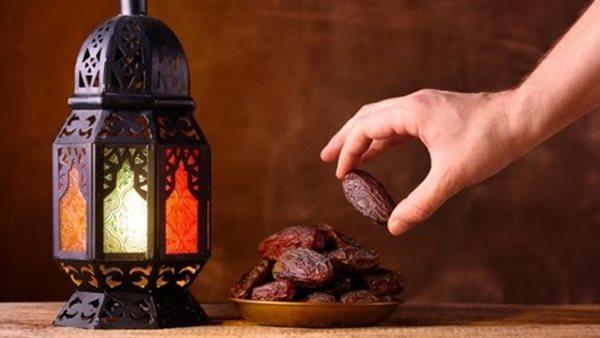  أم تتحدث مع طفلها عن الصيام على مائدة رمضان